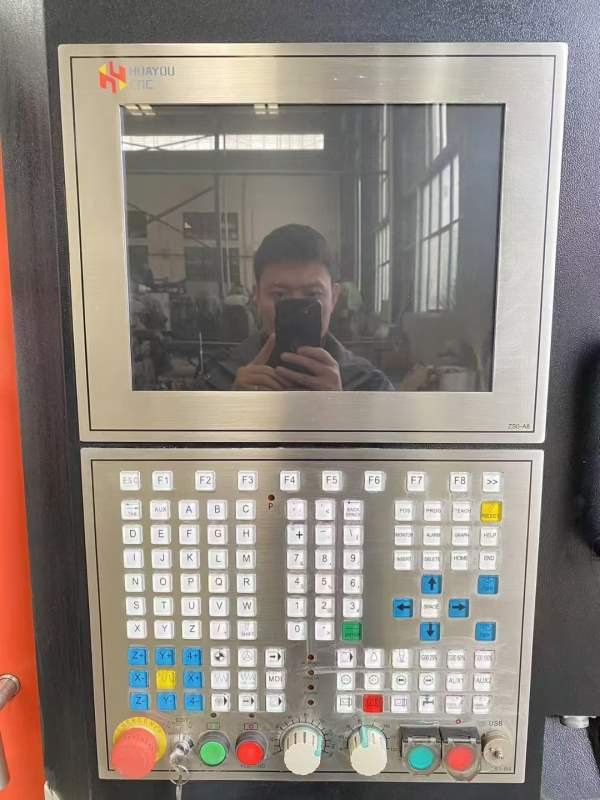 年底清货同款两台华佑850加工中心，三线轨，BT40主轴8.