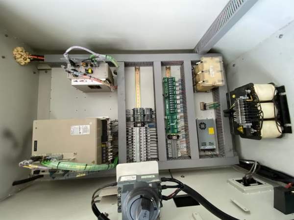 年底清货同款两台华佑850加工中心，三线轨，BT40主轴8.