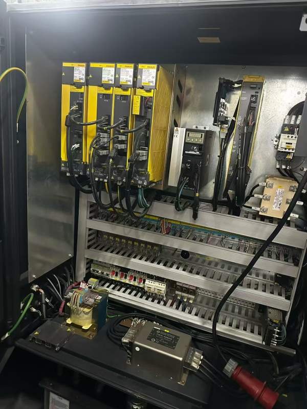 韩国原装斗山220m车铣复合，满刀座 送四个动力刀，3个.