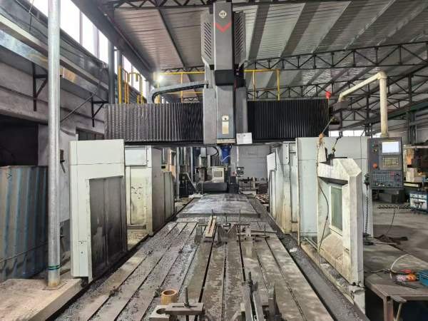 刚买下海天6米龙门，BT50齿轮箱主轴，工作台26米，门.