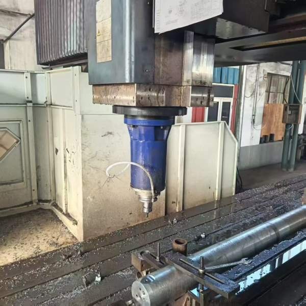 刚买下海天6米龙门，BT50齿轮箱主轴，工作台26米，门.