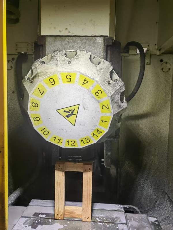 刚刚买下2015年发那科钻攻中心，14把刀，精度如新机，.