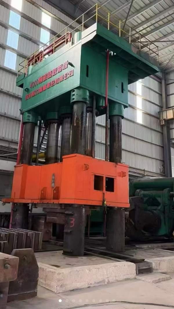 出售：4000吨锻造油压机一台，移动工作台，开口高度34.