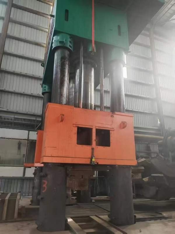 出售：4000吨锻造油压机一台，移动工作台，开口高度34.