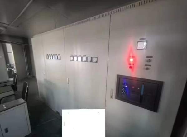 出售：4000吨锻造油压机一台，移动工作台，开口高度34.