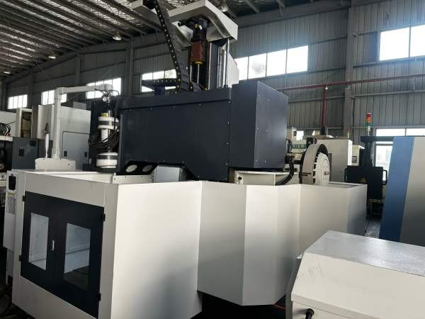 2024年上海斌盛1313小龙门加工中心，，三轴线轨，BT40.