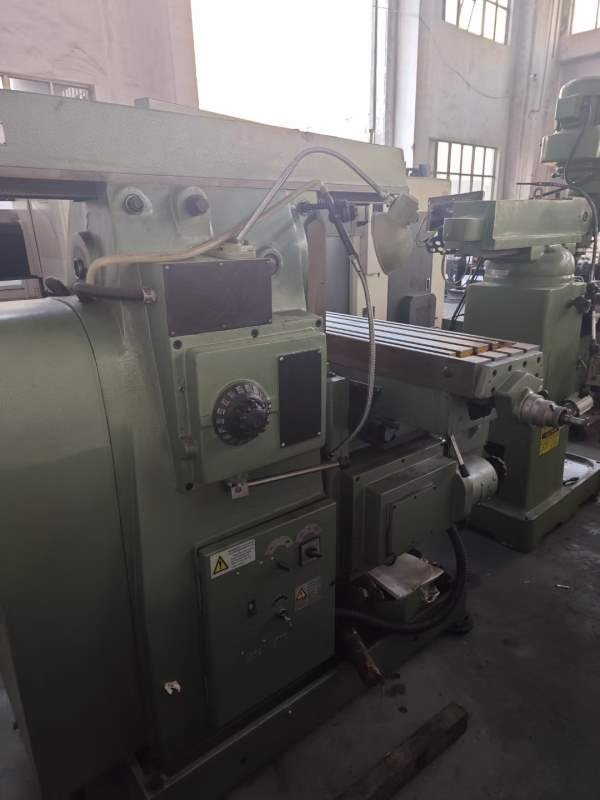 几乎全新:2021年黄山X6132B万能铣床，配件齐全，不要.