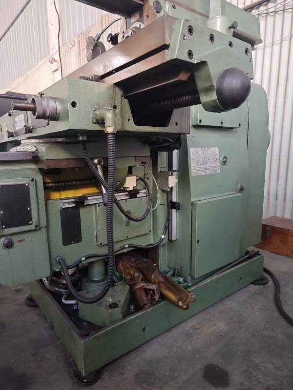 几乎全新:2021年黄山X6132B万能铣床，配件齐全，不要.