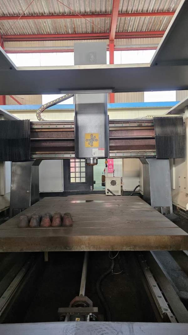 1，恒裕1912龙门雕铣机一台，新代系统，BT40主轴，转.