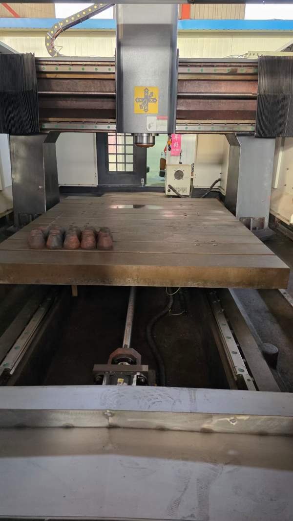 1，恒裕1912龙门雕铣机一台，新代系统，BT40主轴，转.