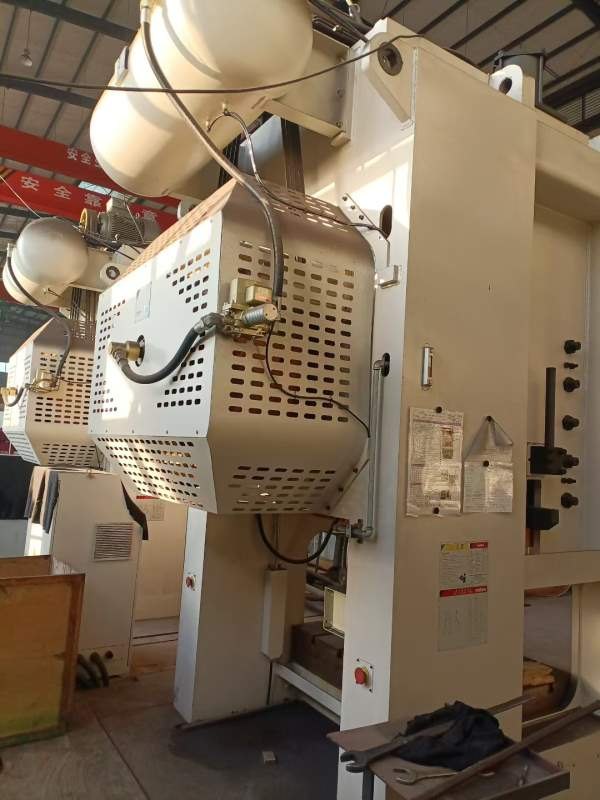 一台1000吨，舒勒产，2台400吨，扬力产，全新机，3台.