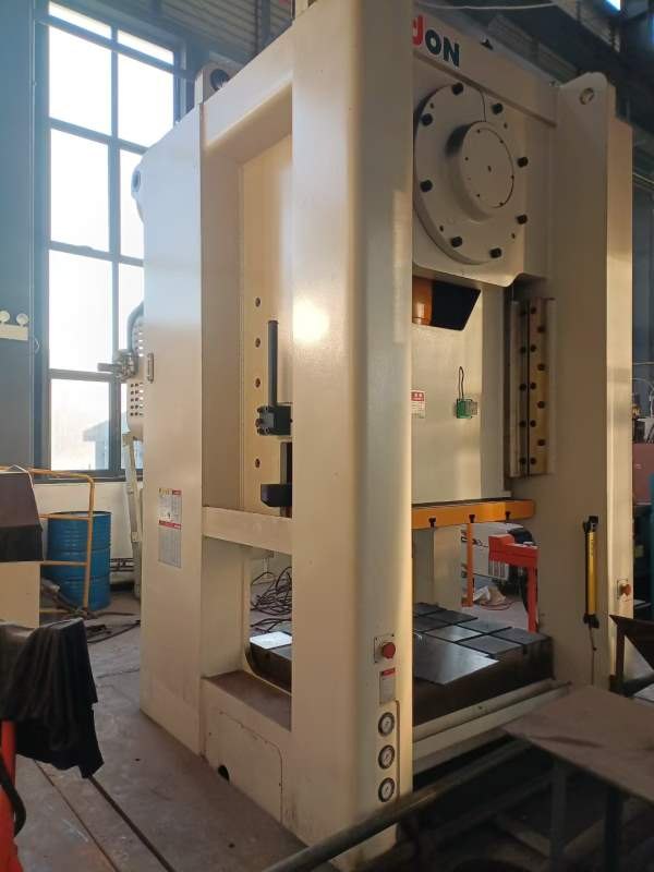 一台1000吨，舒勒产，2台400吨，扬力产，全新机，3台.