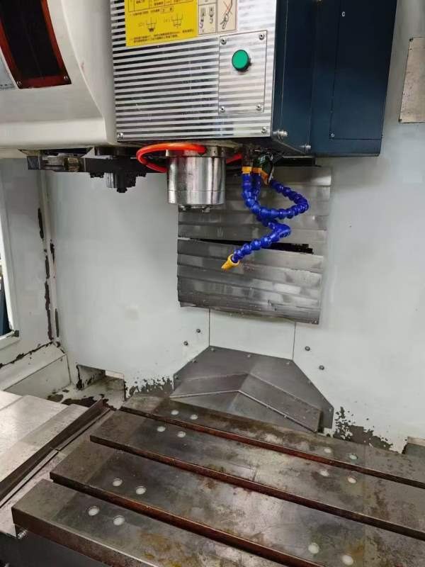 台湾省俊育V6加工中心，高速高精度，罗毅主轴12000转.