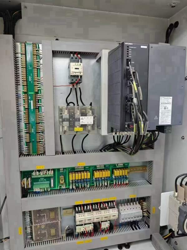 台湾省俊育V6加工中心，高速高精度，罗毅主轴12000转.