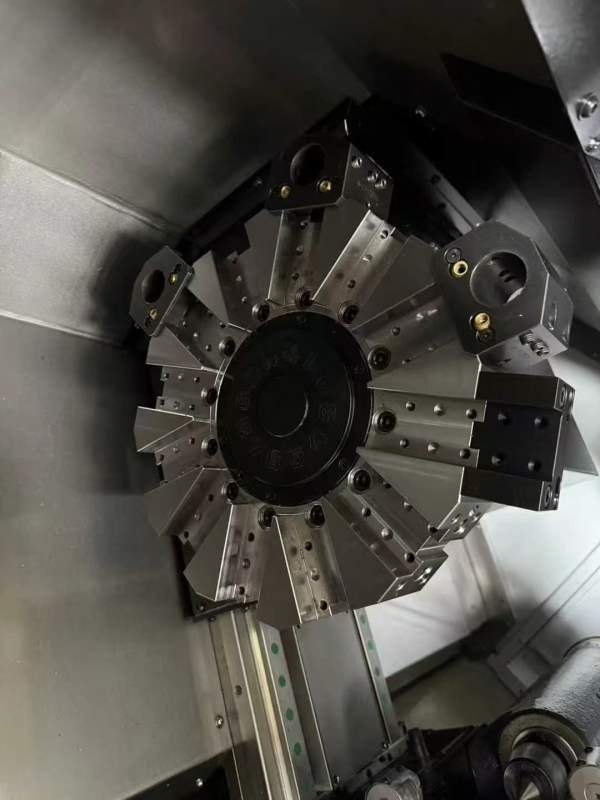 出售2023年斗山LYNX305数控车床、发那科Plus系统、10.