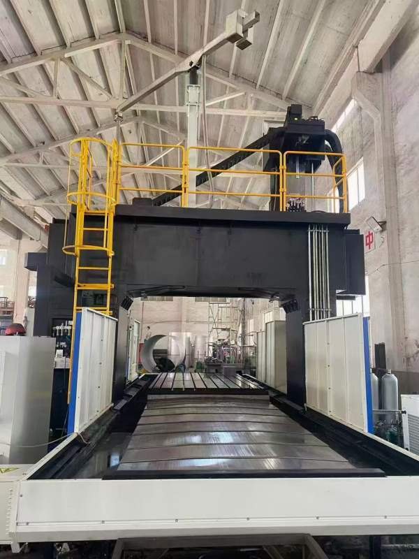 国盛4028龙门加工中心，2022年10月设备9成新带全自动.