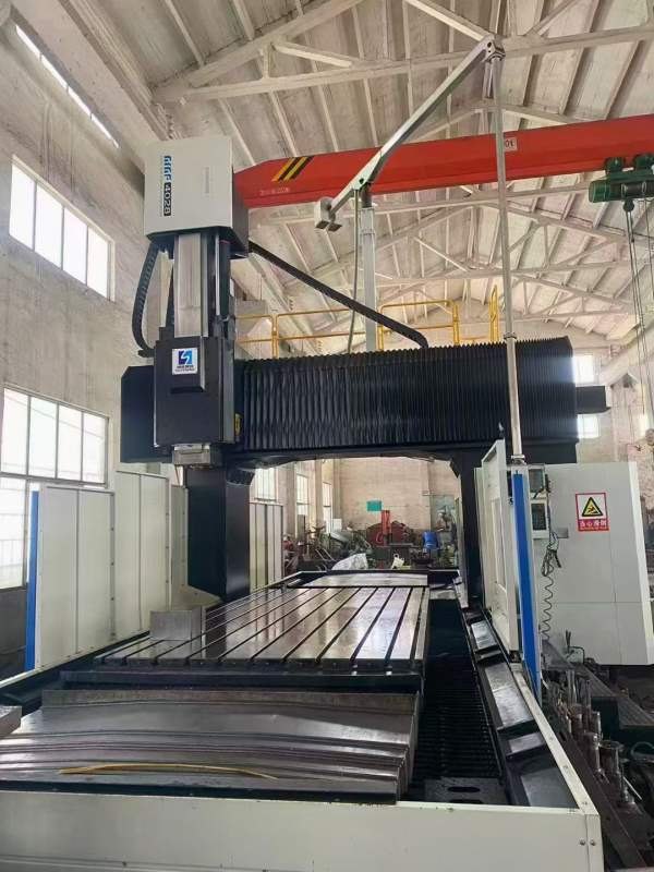 国盛4028龙门加工中心，2022年10月设备9成新带全自动.