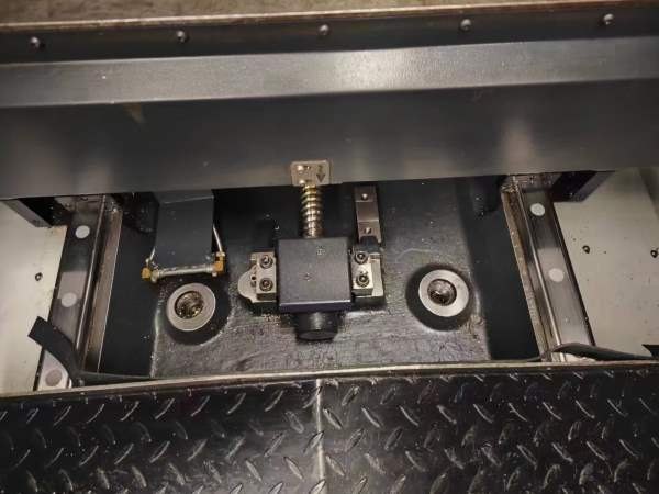 海天850加工中心，只用900小时，2021年产，带排削机，.