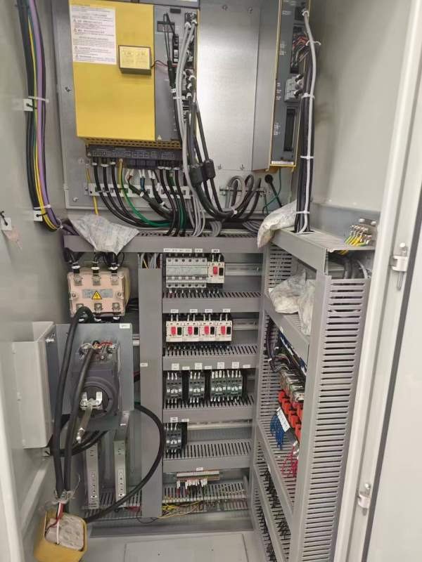 海天850加工中心，只用900小时，2021年产，带排削机，.