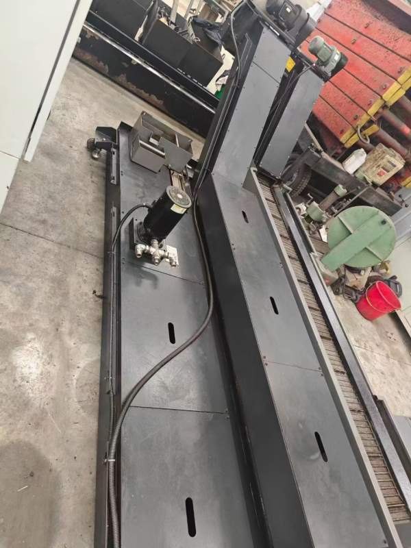 海天850加工中心，只用900小时，2021年产，带排削机，.