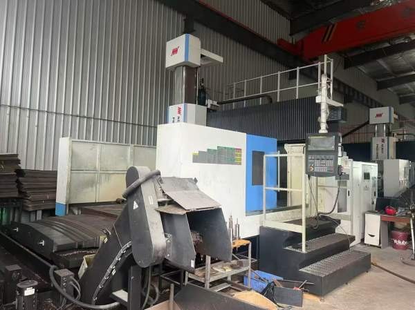 刚刚买下纽威3028龙门加工中心工作台3X2门宽2.8米门高.