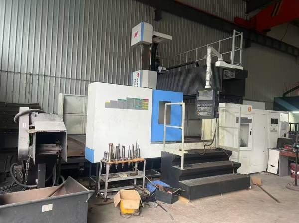 刚刚买下纽威3028龙门加工中心工作台3X2门宽2.8米门高.