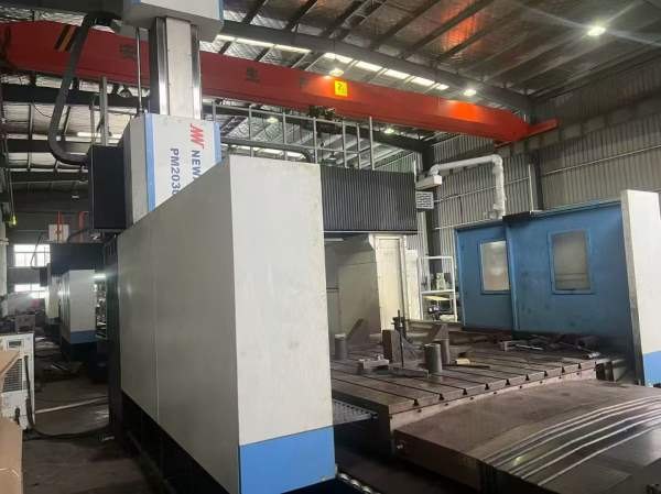 刚刚买下纽威3028龙门加工中心工作台3X2门宽2.8米门高.