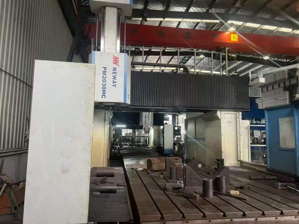 刚刚买下纽威3028龙门加工中心工作台3X2门宽2.8米门高.