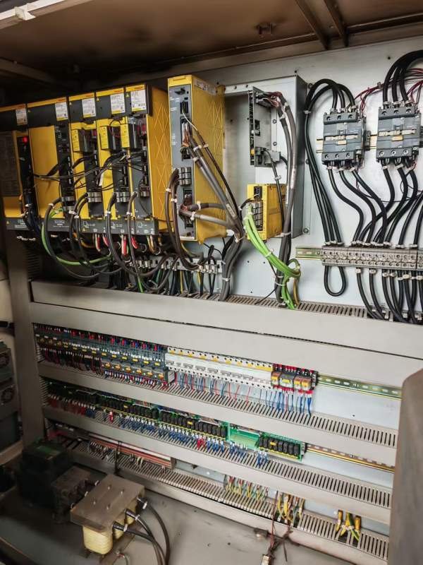 刚刚买下纽威PM130H数控镗床工作台2X2米三轴行程3X2X1.