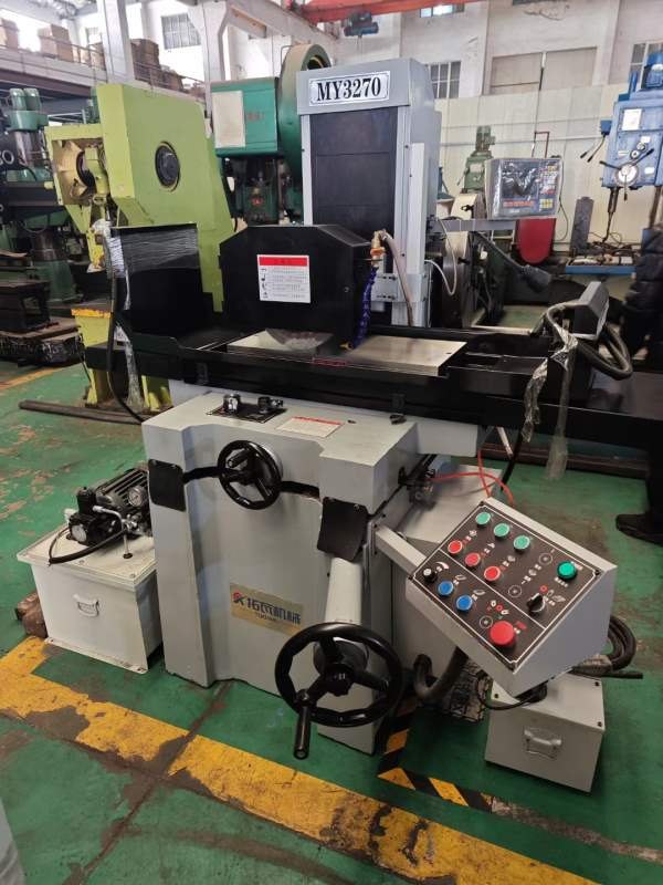 几乎全新的3270平面磨床，台面尺寸320700mm，新机二手.