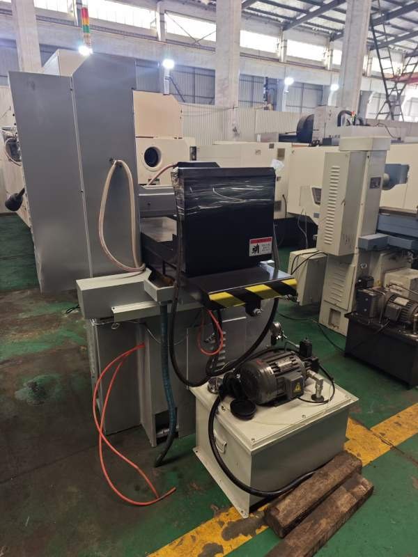 几乎全新的3270平面磨床，台面尺寸320700mm，新机二手.