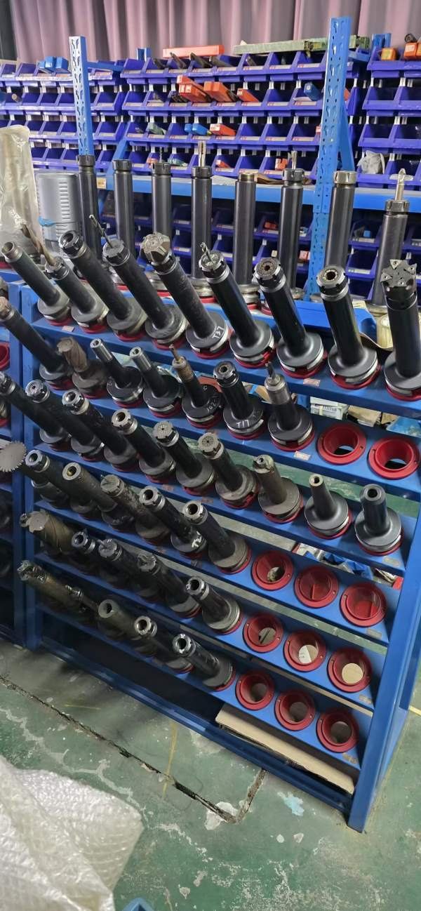 100多把刀柄，BT50。