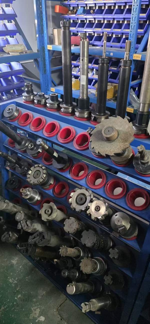 100多把刀柄，BT50。