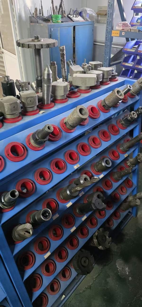 100多把刀柄，BT50。