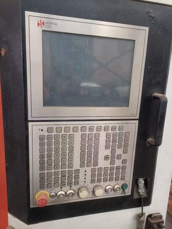 处理两台华佑V8加工中心，新代系统，三轴上银滚柱线轨.