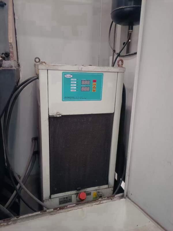 处理两台华佑V8加工中心，新代系统，三轴上银滚柱线轨.