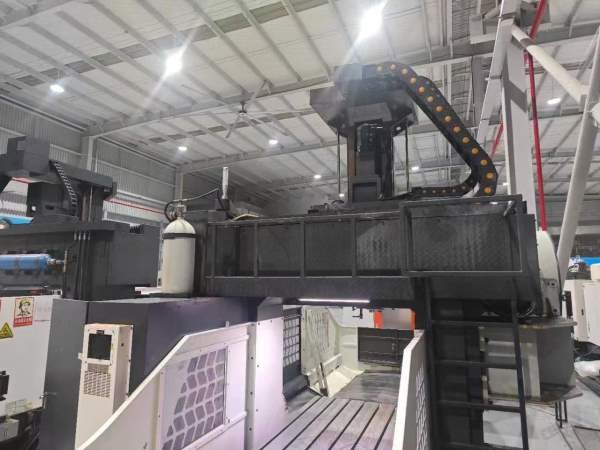 上海斌盛2013龙门加工中心发那科MF Plus系统BT50主轴.