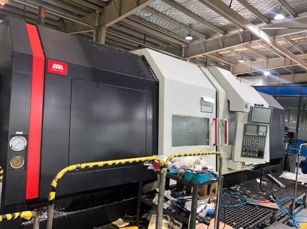 沈阳数控63300斜身车。15寸液压卡盘，12工位刀架，加.