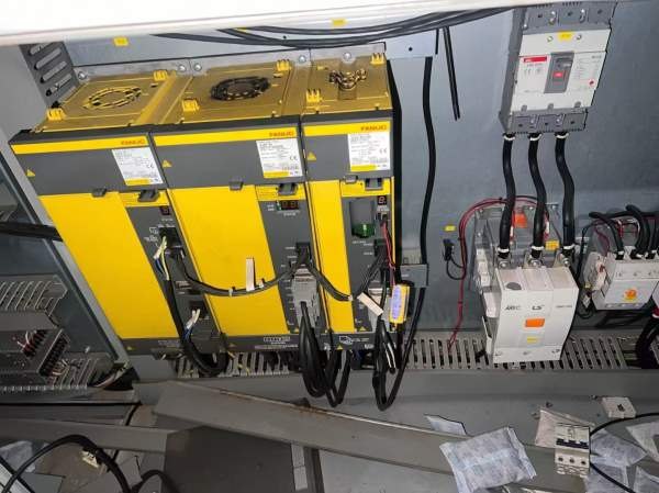 沈阳数控63300斜身车。15寸液压卡盘，12工位刀架，加.