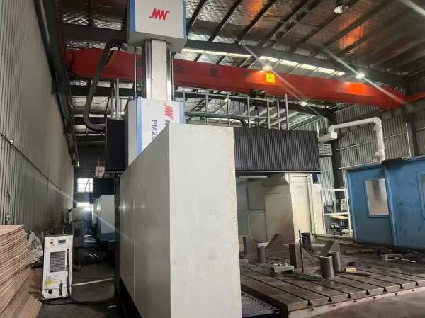 刚刚买下纽威3028龙门加工中心工作台3X2门宽2.8米门高.