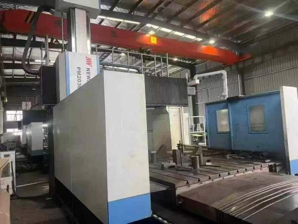 纽威3028龙门加工中心，工作台3X2米，门宽2.8米，门高.