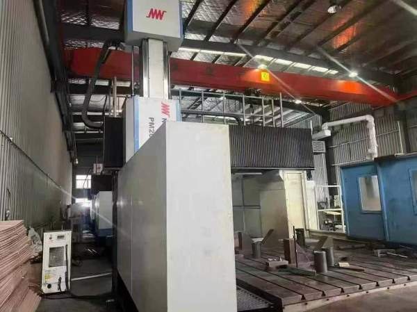 纽威3028龙门加工中心，工作台3X2米，门宽2.8米，门高.