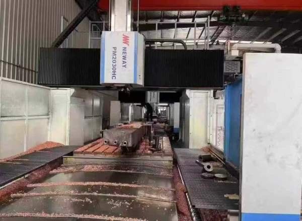 纽威3028龙门加工中心，工作台3X2米，门宽2.8米，门高.