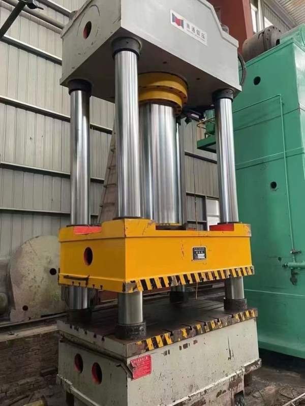 南通锻压800吨，台面1.5米1.5米，开口2米，油缸行程1..