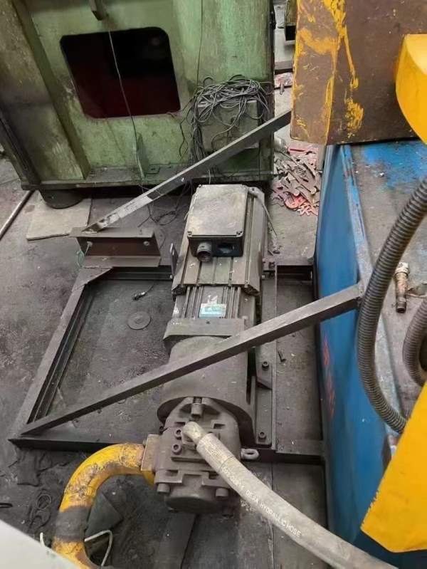 南通锻压800吨，台面1.5米1.5米，开口2米，油缸行程1..