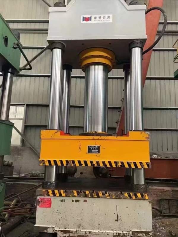 南通锻压800吨，台面1.5米1.5米，开口2米，油缸行程1..