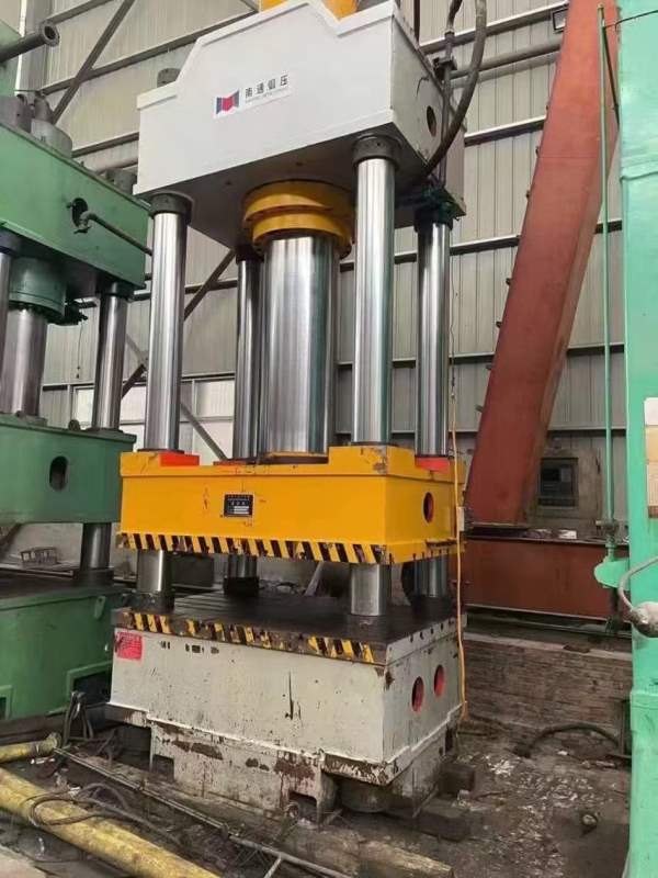 南通锻压800吨，台面1.5米1.5米，开口2米，油缸行程1..