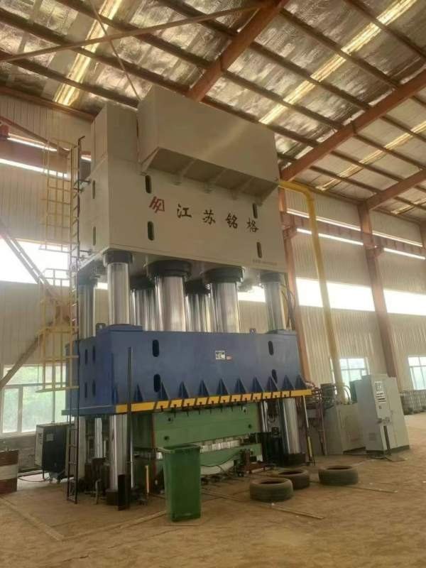 铭格4000吨液压机，台面3000x4000，行程2000，开口280.