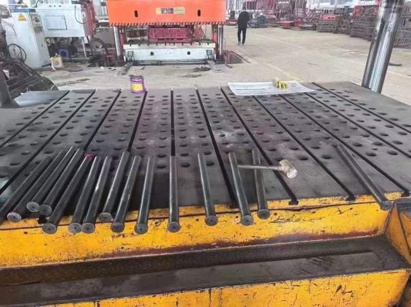 南通锻压1250液压机，台面2.5米4米，开口2米，油缸行.