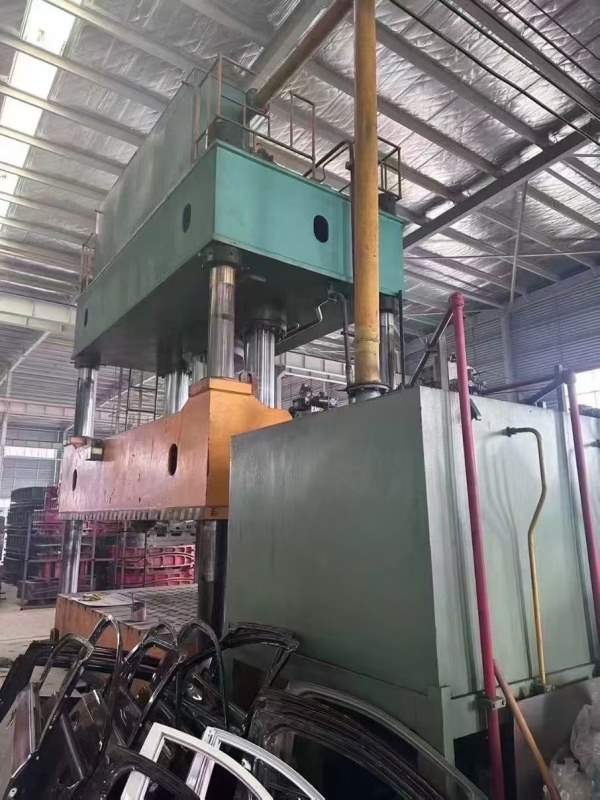 南通锻压1250液压机，台面2.5米4米，开口2米，油缸行.